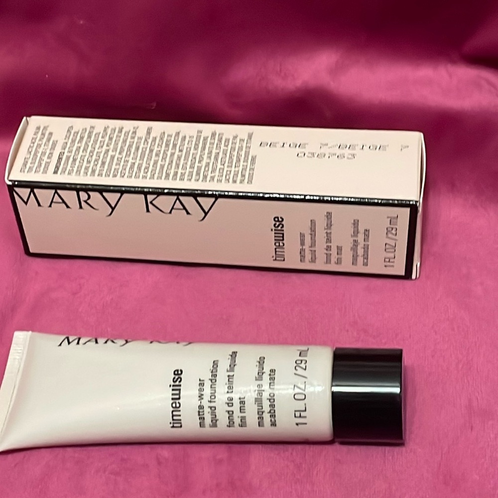 Beige 7
Timewise 
Matte-Wear Foundation 
1 fl. Oz.